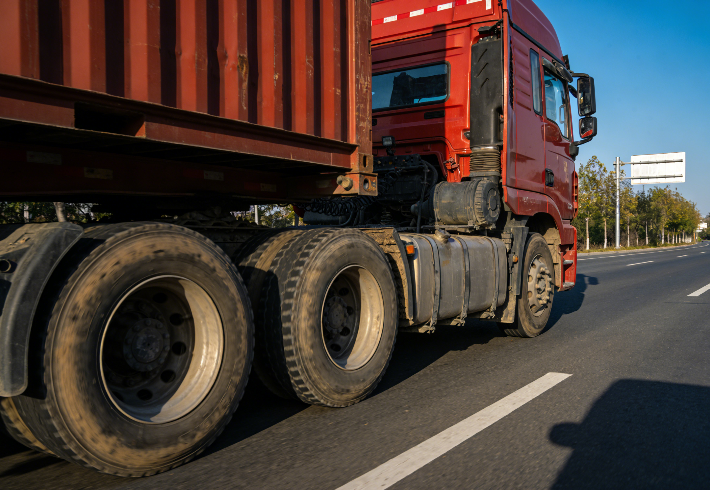 货车司机竟是 4-6 类高危职业？这份保险攻略，跑长途更安心